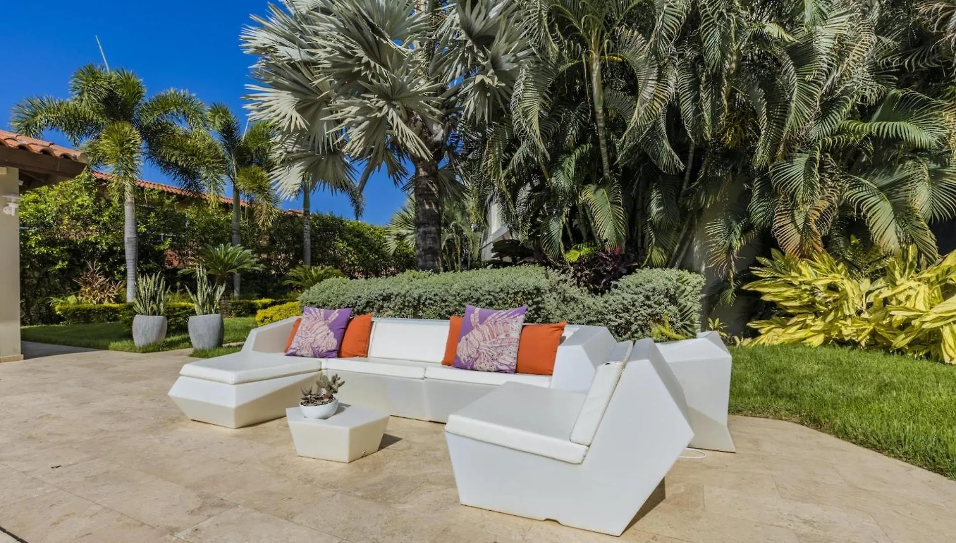 4 Bedrooms Modern Condo At Walking Distance From Eagle Beach Palm Beach