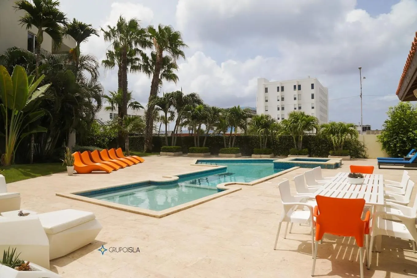 4 Bedrooms Modern Condo At Walking Distance From Eagle Beach Palm Beach