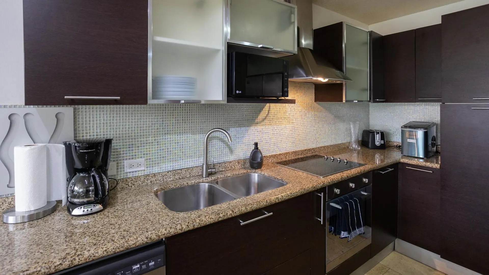 4 Bedrooms Modern Condo At Walking Distance From Eagle Beach Palm Beach 0*,
